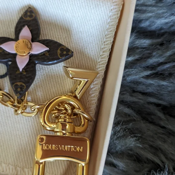 Louis Vuitton Flower Bag Charm. - Picture 5 of 13